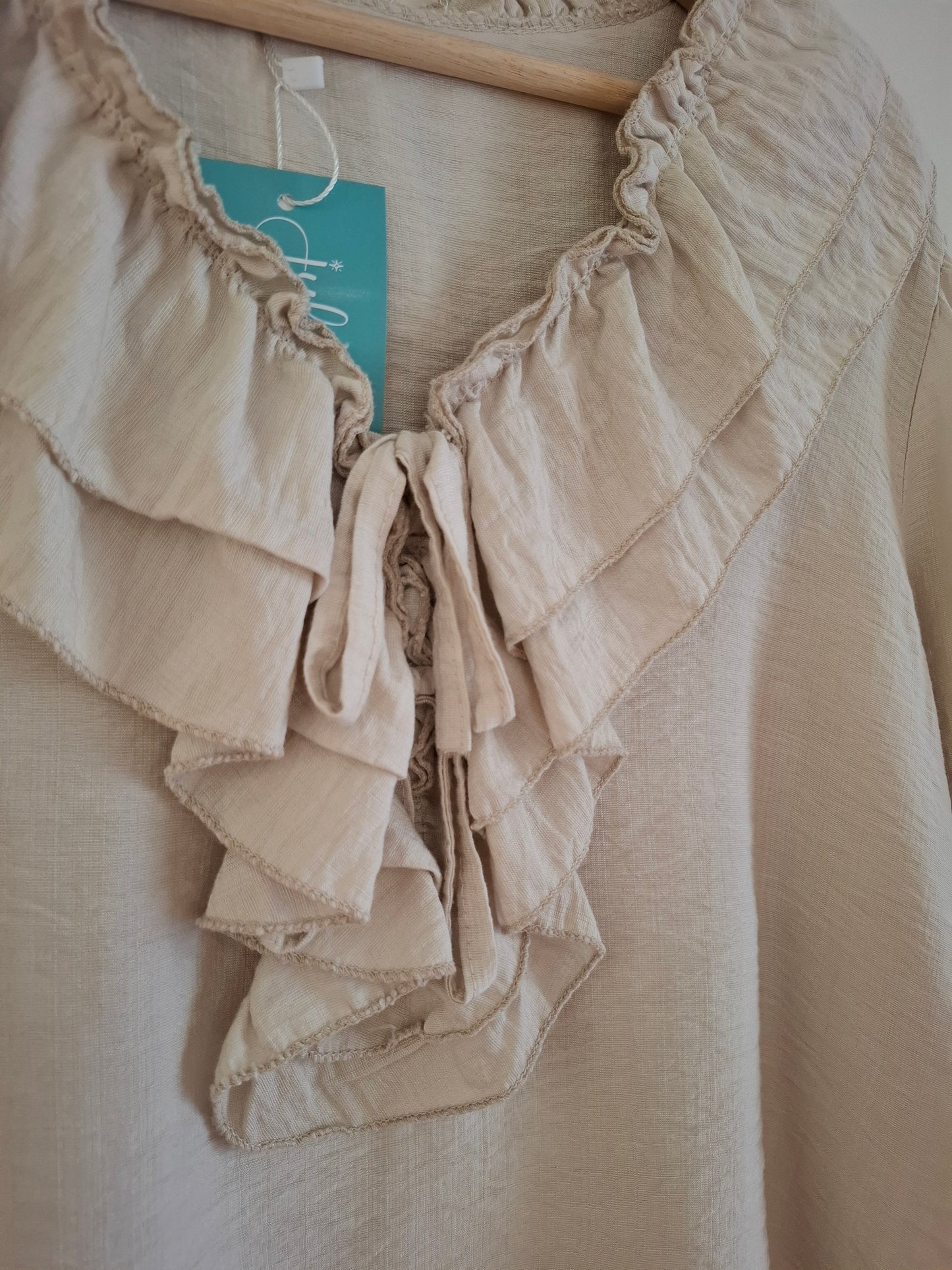 Blusa Linz beige volantes