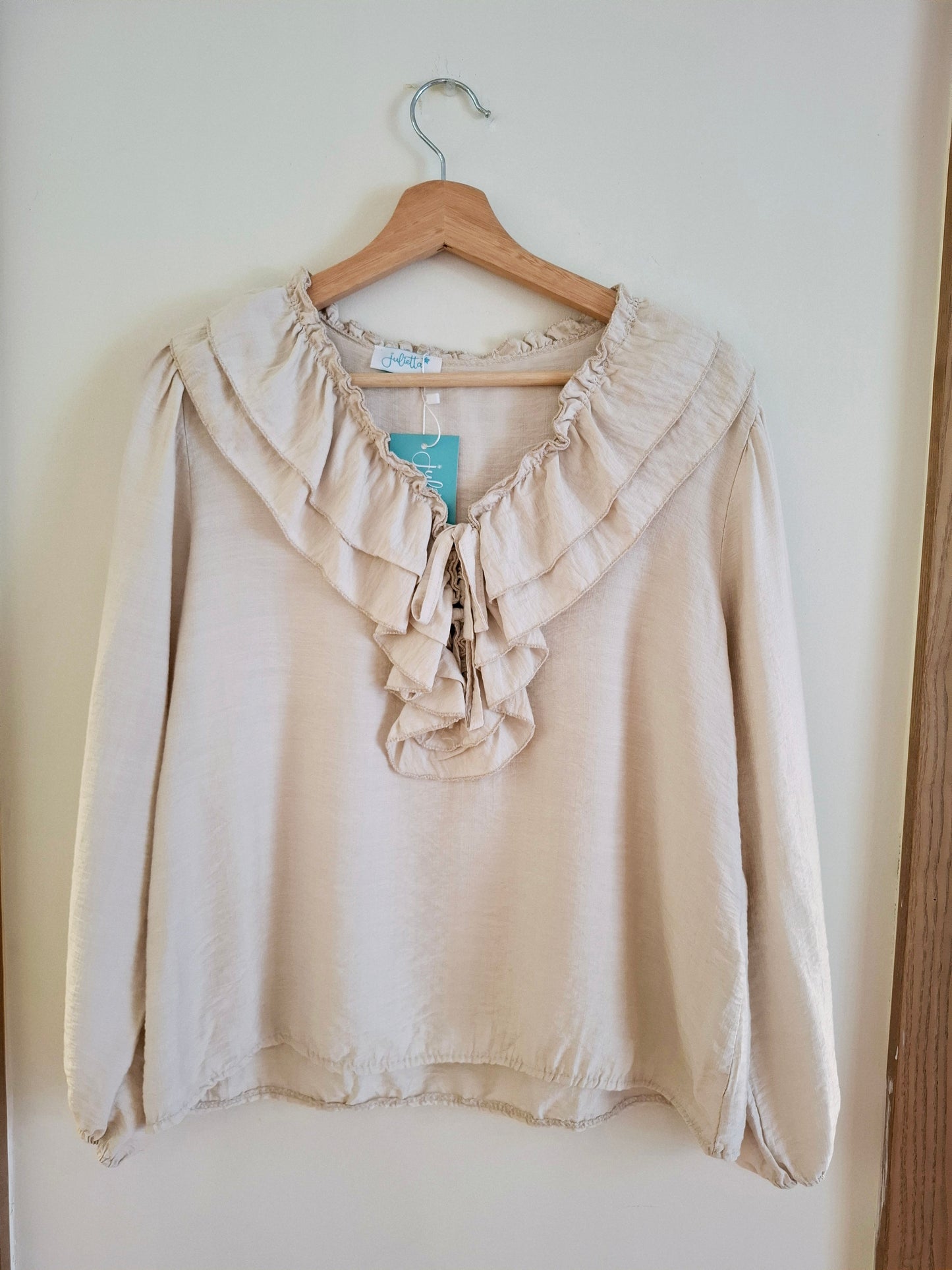 Blusa Linz beige volantes