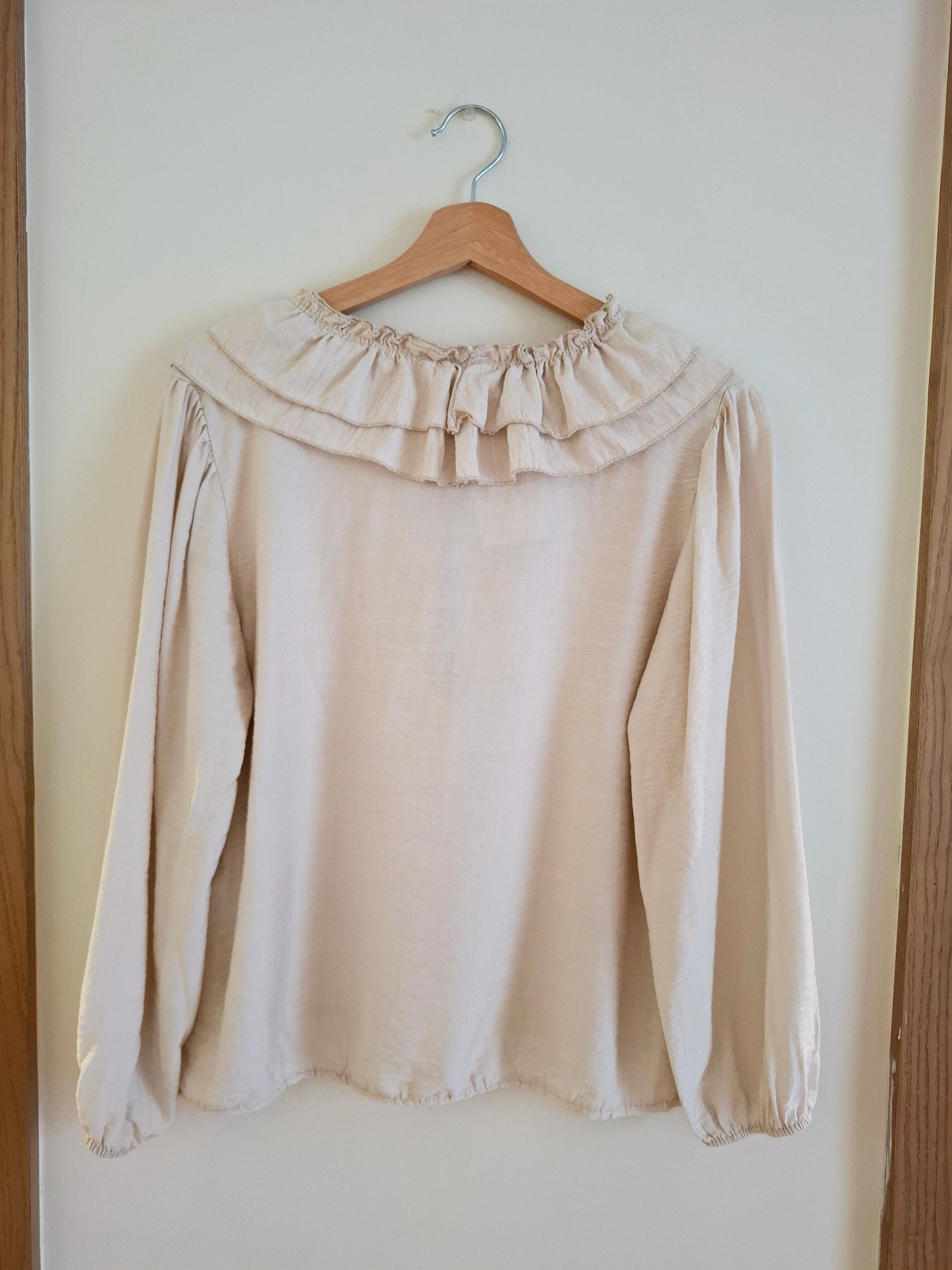 Blusa Linz beige volantes